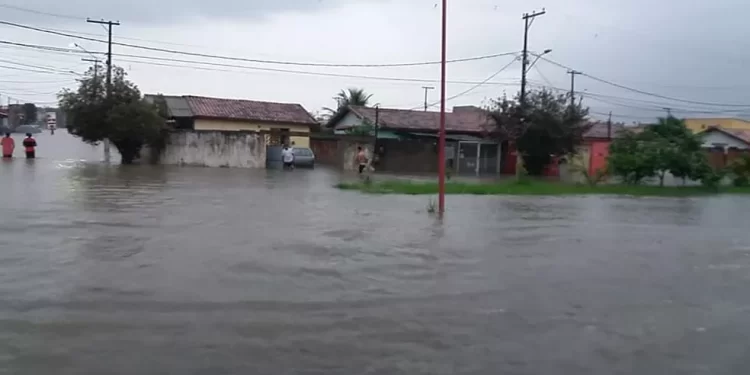CHUVA FORTE ALAGA RUAS EM RESENDE