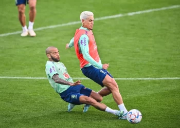 ENTRADA GROSSEIRA DE DANIEL ALVES EM PEDRO CAUSA NO TREINO DA SELEÇÃO