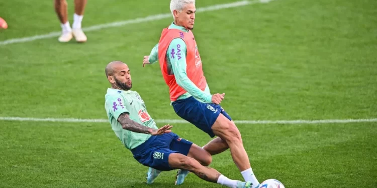 ENTRADA GROSSEIRA DE DANIEL ALVES EM PEDRO CAUSA NO TREINO DA SELEÇÃO