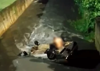 CARRO CAPOTA E CAI DENTRO DE CANAL EM RESENDE