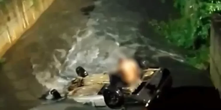 CARRO CAPOTA E CAI DENTRO DE CANAL EM RESENDE