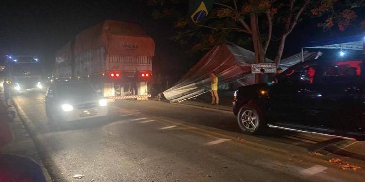 CAMINHONEIRO ATROPELA MANIFESTANTES PRÓ-BOLSONARO