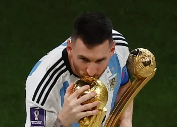 MESSI LEVA BOLA DE OURO DA COPA