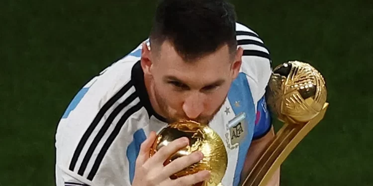 MESSI LEVA BOLA DE OURO DA COPA