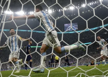 ‘ARGENTINOS SONHAM COM TRI’ E ESGOSTAM PASSAGENS AÉREAS EM 24 HORAS: TODOS EM DOHA NA FINAL