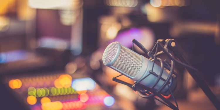 RELATÓRIO ABX MOSTRA QUE ANÚNCIOS NO RÁDIO TÊM MAIS EFICÁCIA DO QUE NA TV