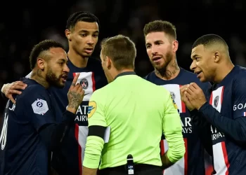 NEYMAR É EXPULSO POR DAR TAPA NA CARA E SIMULAR FALTA EM JOGO DO PSG