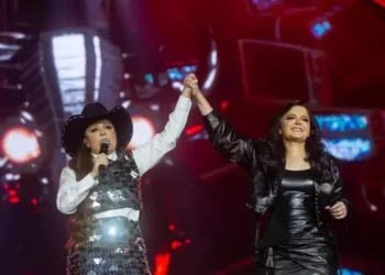 MARAISA TRANQUILIZA FÃS APÓS BANG BANG EM SHOW