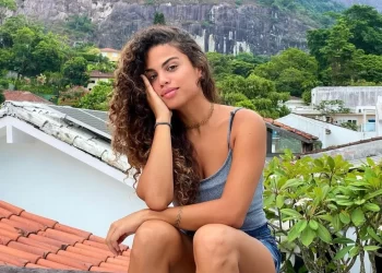 CLARA BUARQUE ESTREIA EM TRAVESSIA