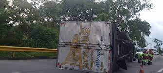 CARRETA CARREGADA DE PAPELÃO TOMBA NA VIA DUTRA, EM BARRA MANSA