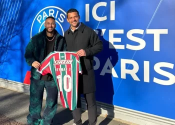 FRED ENTREGA CAMISA DO FLUMINENSE PARA NEYMAR EM VISITA AO PSG
