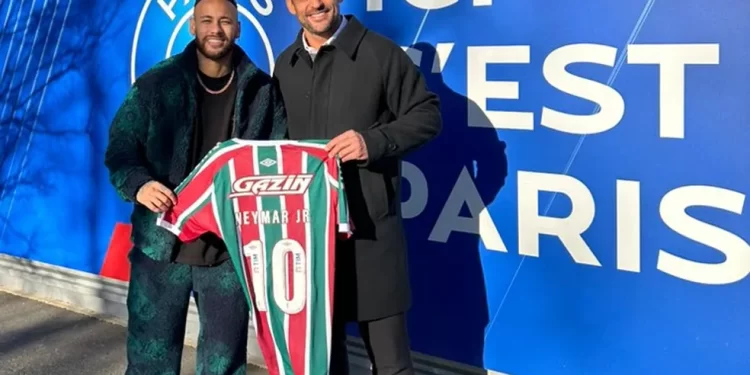 FRED ENTREGA CAMISA DO FLUMINENSE PARA NEYMAR EM VISITA AO PSG