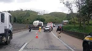 ACIDENTE ENTRE DOIS CAMINHÕES E CARRO DEIXA TRÊS FERIDOS EM BARRA MANSA