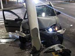 CARRO BATE EM POSTE E DEIXA TRÊS PESSOAS FERIDAS EM RESENDE