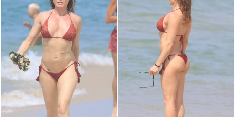 CINQUENTONA RITA GUEDES BATE UM BOLÃO NA PRAIA