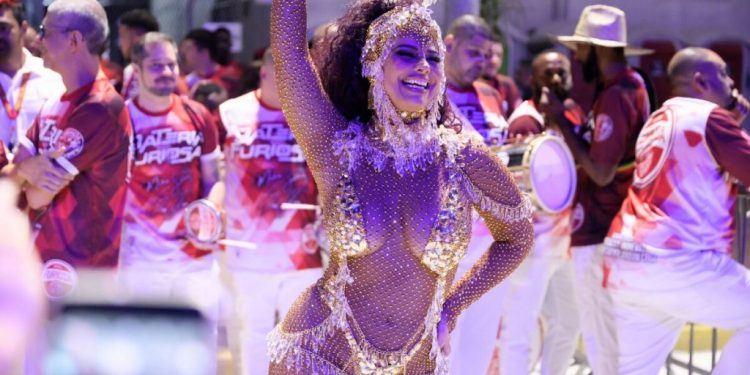 VIVANE ARAÚJO SE LEVANTOU, SACUDIU A POEIRA E SAMBOU MUITO