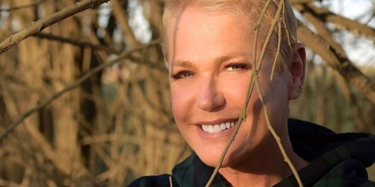 XUXA ESPERTA SE SUBMETEU A UMA LIPO ENQUANTO BRASIL SE DISTRAÍA COM A COPA