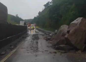 VIA DUTRA, SENTIDO RIO DE JANEIRO, É LIBERADA AO TRÂNSITO DEPOIS DE QUEDA DE BARREIRA