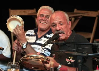 AMANTE DO SAMBA ROBERTO DINAMITE JÁ FOI ATÉ ENREDO