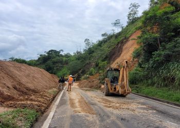 QUEDA DE BARREIRA INTERDITA SERRA DA ARARAS SENTIDO RIO DE JANEIRO