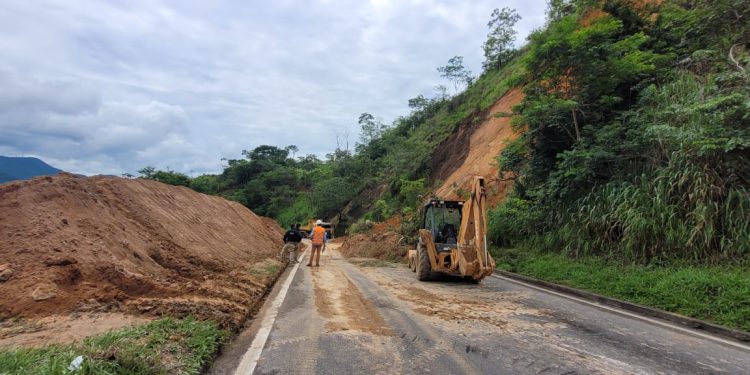 QUEDA DE BARREIRA INTERDITA SERRA DA ARARAS SENTIDO RIO DE JANEIRO