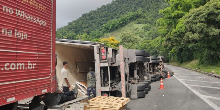 TOMBAMENTO DE CARRETA NA SERRA DAS ARARAS