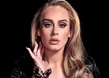 ADELE CAMBALEANDO EM SHOW POR SOFRER DE CIÁTICA