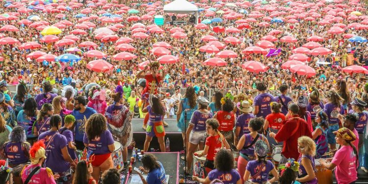 ANIVERSÁRIO DA CIDADE DO RIO DE JANEIRO É COMEMORADOS COM DESFILE DE BLOCOS