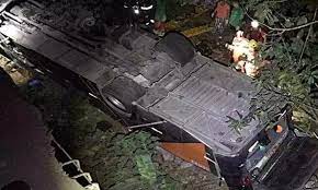 ÔNIBUS COM TIME DE ADOLESCENTES CAPOTA E DEIXA AO MENOS 4 MORTOS EM MG