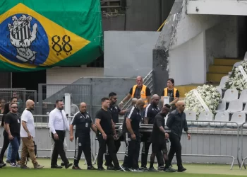 PELÉ SERÁ ENTERRADO NESTA TERÇA EM SANTOS