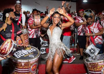 ERIKA JANUZA É PURO BRILHO EM ENSAIO TÉCNICO DA VIRADOURO