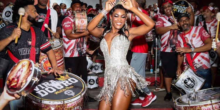 ERIKA JANUZA É PURO BRILHO EM ENSAIO TÉCNICO DA VIRADOURO