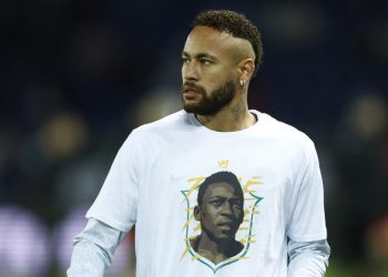 ELENCO DO PSG HOMENAGEIA PELÉ ANTES DE JOGO DO CAMPEONATO FRANCÊS
