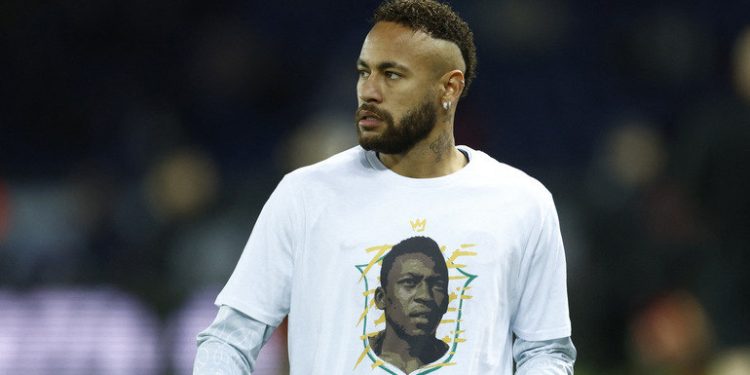 ELENCO DO PSG HOMENAGEIA PELÉ ANTES DE JOGO DO CAMPEONATO FRANCÊS