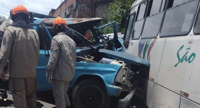 ACIDENTE ENTRE CAMINHÃO E ÔNIBUS NO PARAÍSO DEIXA UMA PESSOA FERIDA