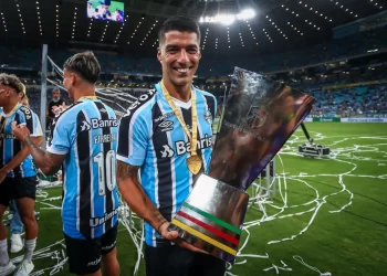 COM 37 MINUTOS EM CAMPO E 3 GOLS, SUÁREZ DEIXA SEU CARTÃO DE VISITA PELO GRÊMIO