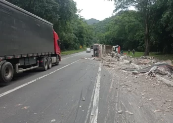 CAMINHÃO TOMBA NA VIA DUTRA  E ESPALHA CARGA NA PISTA