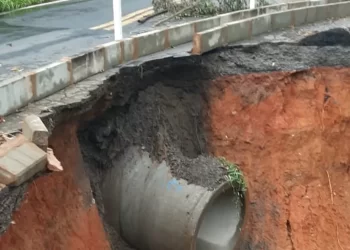 RJ-153, EM BARRA MANSA, SEGUE CONTINUA COM TRÂNSITO BLOQUEADO PARA VEÍCULOS PESADOS