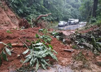 ESTRADA RIO-CAXAMBU É LIBERADA APÓS QUEDA DE BARREIRA