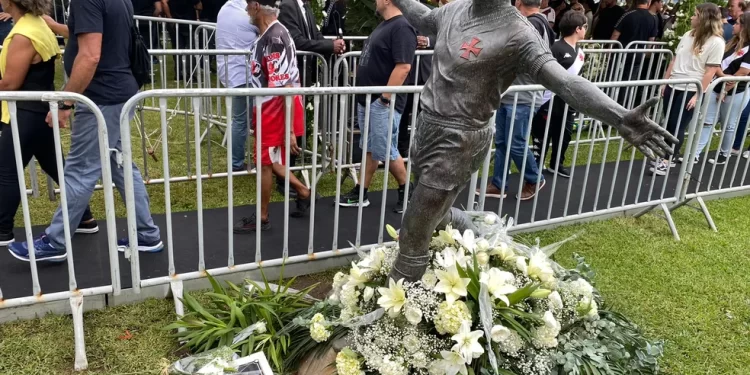FÃS E AMIGOS SE DESPEDEM DE ROBERTO DINAMITE