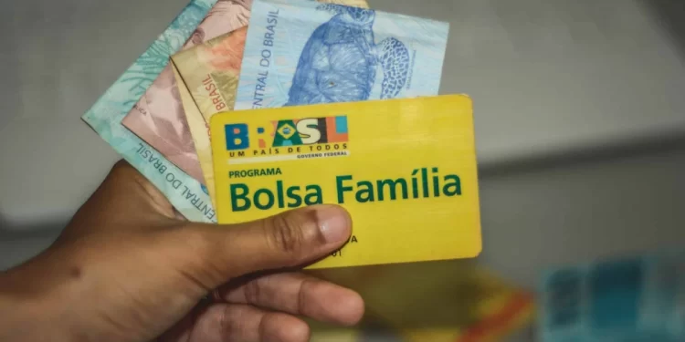 GOVERNO ESPERA ECONOMIZAR DE R$ 10 BILHÕES NO BOLSA FAMÍLIA