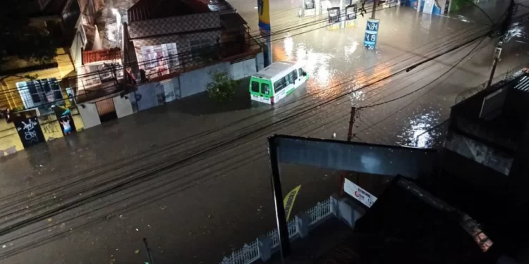 RIO ENTRA EM ESTÁGIO DE ATENÇÃO APÓS CHEGADA DE FORTE CHUVA NA CIDADE
