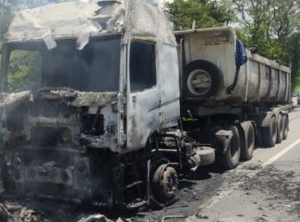 CAMINHÃO PEGA FOGO NA VIA DUTRA, EM BARRA MANSA