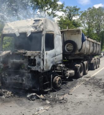 CAMINHÃO PEGA FOGO NA VIA DUTRA, EM BARRA MANSA