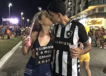 CASAL VIRALIZA COM FOTO NO CARNAVAL: “UNIDOS PELO GLORIOSO”