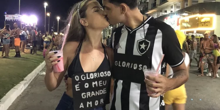CASAL VIRALIZA COM FOTO NO CARNAVAL: “UNIDOS PELO GLORIOSO”