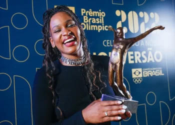 REBECA ANDRADE APOSENTA BAILE DE FAVELA E COMEÇA NOVO CICLO