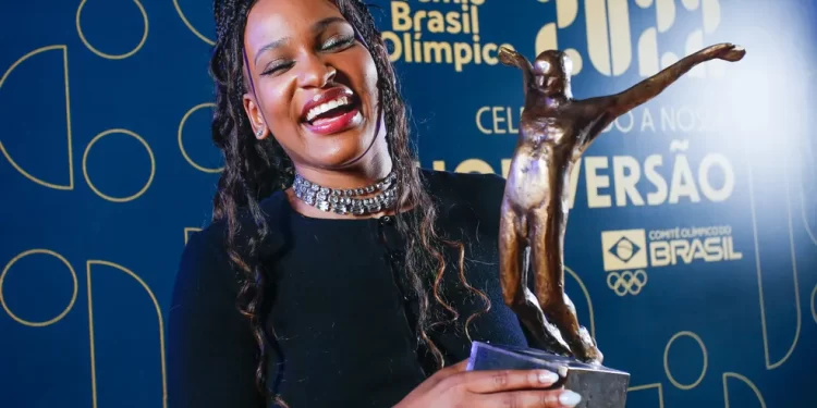 REBECA ANDRADE APOSENTA BAILE DE FAVELA E COMEÇA NOVO CICLO