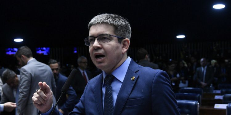 SENADOR RANDOLFE É ALVO DE DENÚNCIA AO CONSELHO DE ÉTICA POR EPISÓDIO QUE ENVOLVE YOUTUBER