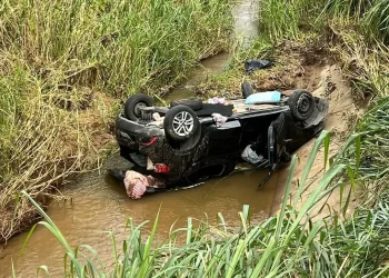 CARRO SAI DA PISTA E CAI EM CÓRREGO NA VIA DUTRA, EM PIRAÍ